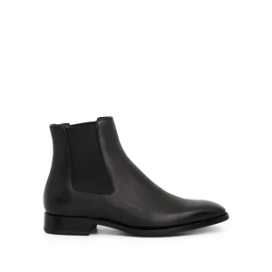 Classic Chelsea Boots in Black